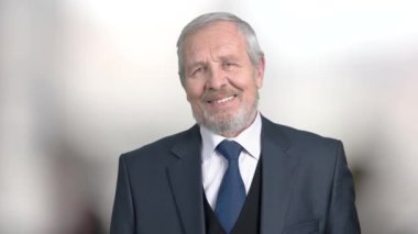 Arka plan bulanık üzerinde gülümseyen iş adamı.