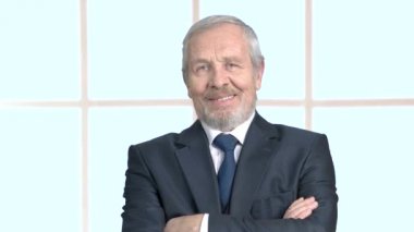 Katlanmış silah ile yaşlı gülümseyen iş adamı.