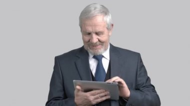 Pc tablet ile üst düzey iş adamı.