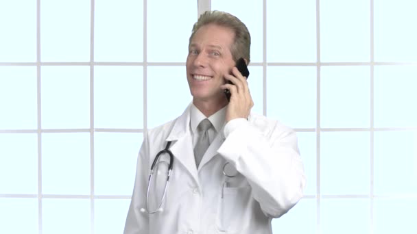 Счастливый врач средних лет разговаривает по телефону . — стоковое видео