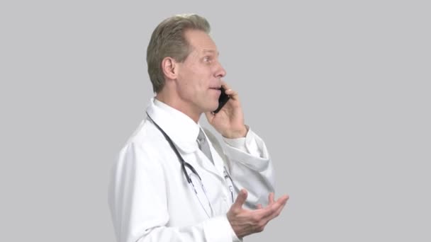 Vriendelijke mannelijke arts in laboratoriumjas. — Stockvideo