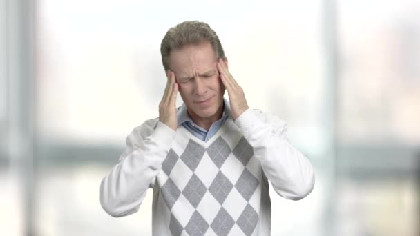 Hombre maduro sufriendo de dolor de cabeza . — Vídeo de stock