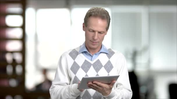 Hombre maduro web surf en PC tableta . — Vídeos de Stock