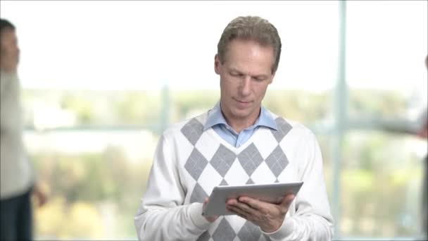 Mature man working on pc tablet. — Stock Video