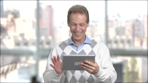 Hombre europeo feliz con la tableta de PC . — Vídeos de Stock