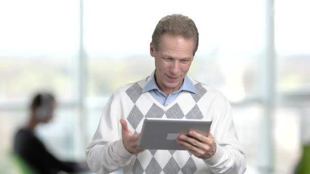 Volwassen manager praten via pc-tablet. — Stockvideo