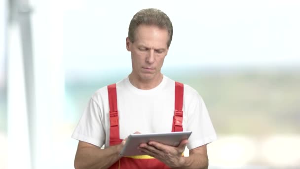 Mogen builder arbetar på pc tablet. — Stockvideo