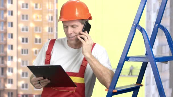 Glad byggnadsingenjör prata telefon. — Stockvideo