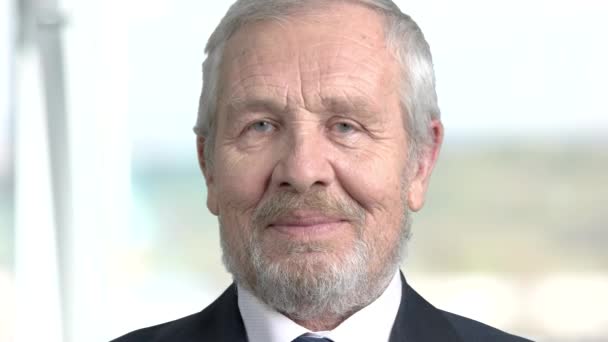 Close-up van gezicht van gelukkig senior zakenman. — Stockvideo