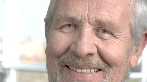 Detailní záběr usměvavého starého muže. — Stock video