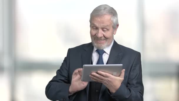 Hombre de negocios de edad hablando a través de Internet . — Vídeos de Stock
