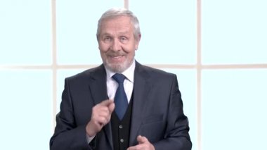 Üst düzey uzmanlık gri saçlı işadamı.