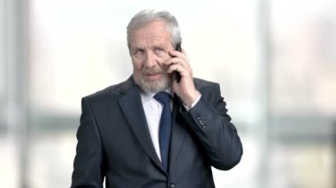 Cep telefonu ile üst düzey yönetici.