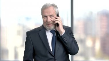 Emin olgun işadamı ile hareket eden telefon.