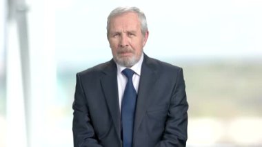 Şok yaşlı işadamı, arka plan bulanık.