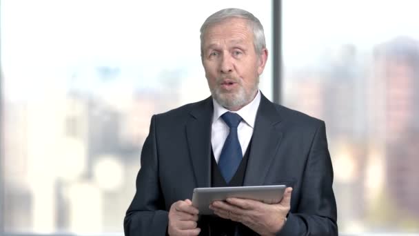 Hombre de negocios superior celebración de pc tableta . — Vídeos de Stock