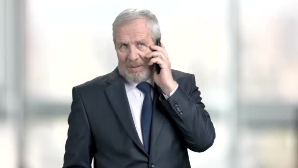 Senior executive with mobile phone. — Stock Video