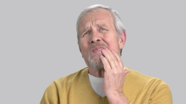 Старший чоловік відчуває сильний біль зуба . — стокове відео