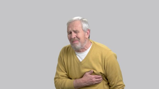 Δυστυχισμένος άνθρωπος έχοντας πόνο στο στήθος. — Αρχείο Βίντεο