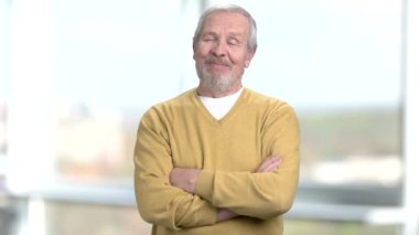 Yaşlı adam geçti silah.