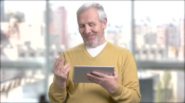 Mutlu yaşlı adam PC tablet kullanma.