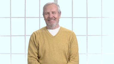 Üst düzey yakışıklı başparmak giving yukarıya.