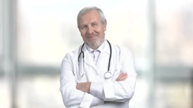 Gülümseyen kıdemli doktor stetoskop ile.