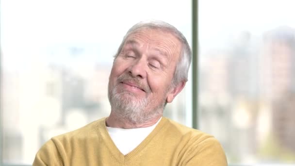 Happy thinking aged man close up. — Stock Video