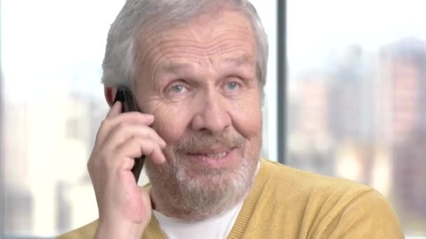 Close-up mannelijke senior praten over telefoon. — Stockvideo