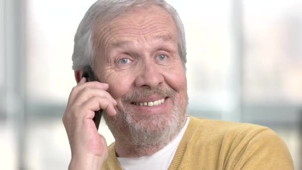 Amical caucasien pensionné parler au téléphone . — Video