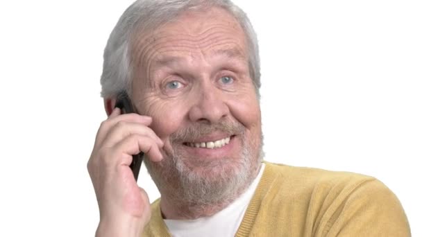 古い男が携帯電話で話しています。. — ストック動画