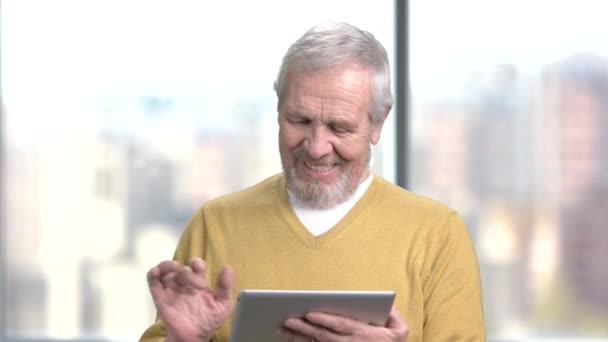 Здивований літній чоловік використовує планшет ПК . — стокове відео