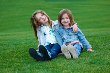 mutlu çocuk parkı yaz yeşil çim üzerinde rahatlatıcı.