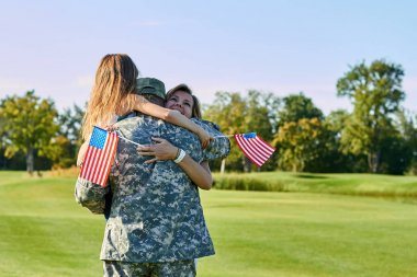 Amerikalı bir asker ailesi Park ile tekrar bir araya.