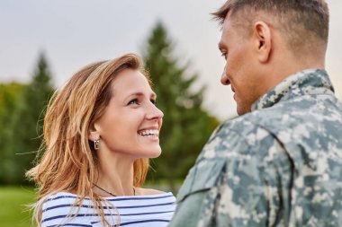 Dokunaklı an asker ordudan döndürülüyor.