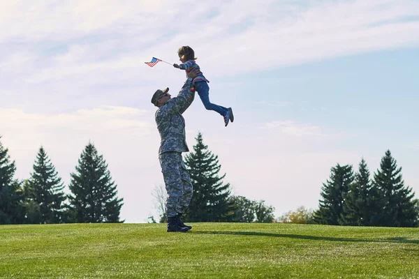 Soldat américain joue avec sa fille en plein air . — Photo