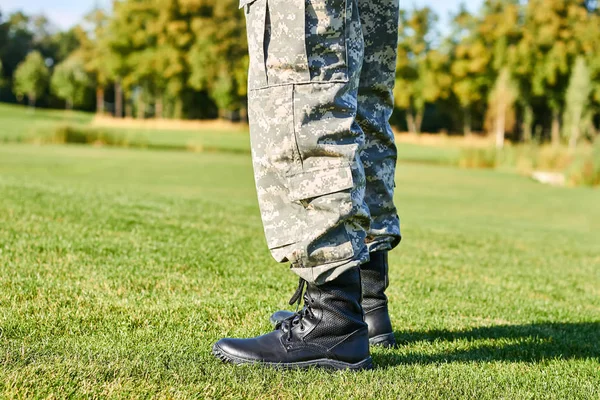 Pieds de soldat en bottes militaires . — Photo