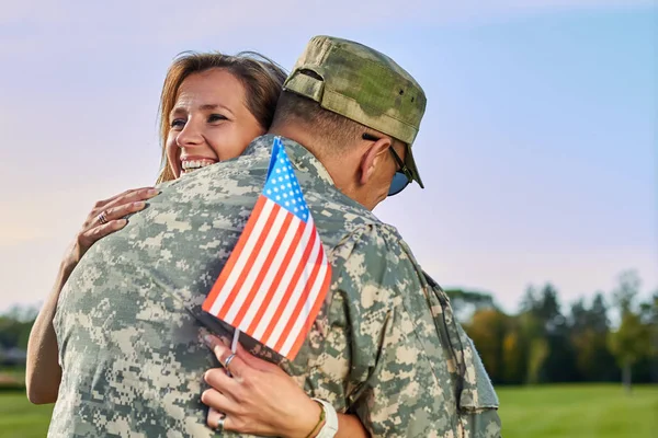 Rencontres de femme heureuse et son mari nous soldat de l'armée . — Photo