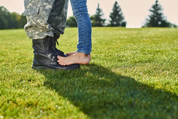 Cerca de los pies de soldado e hija . — Foto de Stock