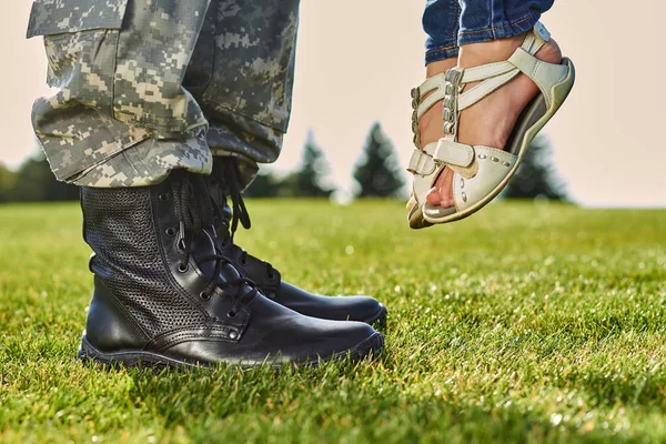 Soldado en botas de cuero y chica en sandalias . — Foto de Stock