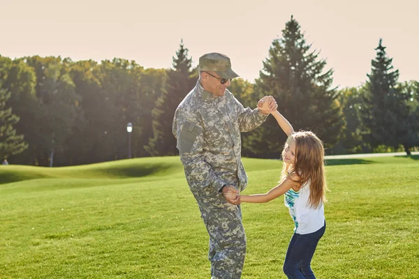 Soldado jugando con su hija, divirtiéndose . — Foto de Stock