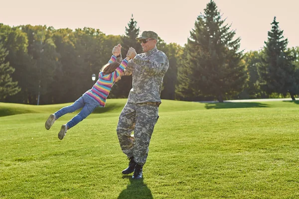 Soldado dando vueltas alrededor de su pequeña hija . — Foto de Stock
