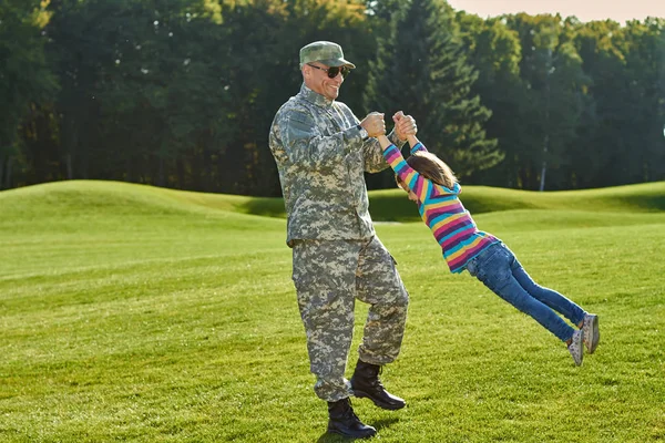 Reunión del soldado y su hijita . — Foto de Stock