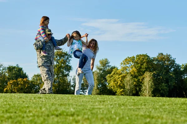 Soldado y su familia se divierten al aire libre . — Foto de Stock