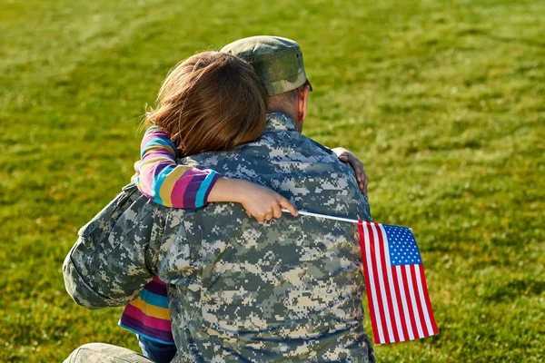 Tocando la reunión de soldados del ejército de Estados Unidos con su pequeña hija . — Foto de Stock