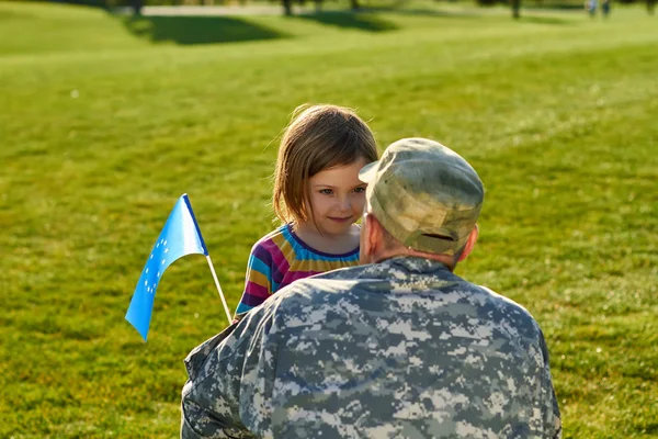 Soldat européen avec sa fille . — Photo