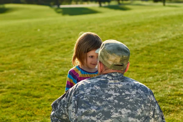 Soldado está mirando a los ojos de su hija . — Foto de Stock