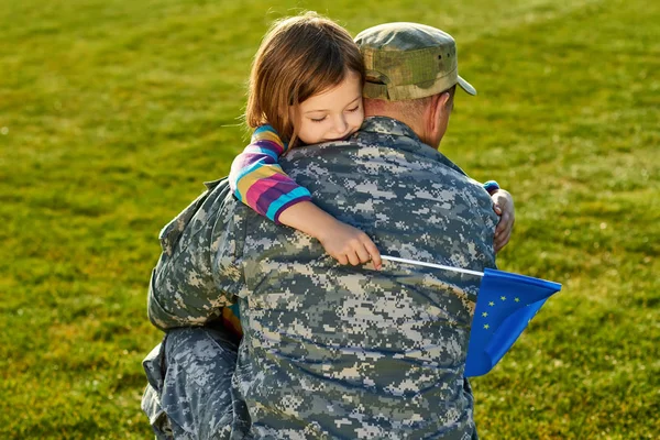 Ragazza sta abbracciando suo padre soldato dell'UE . — Foto Stock