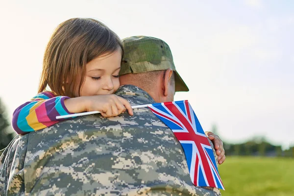 Feliz reunión del soldado británico y su hijita . — Foto de Stock