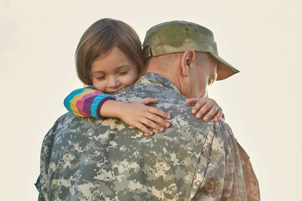 La bambina è molto felice che suo padre sia tornato dall'esercito. . — Foto Stock